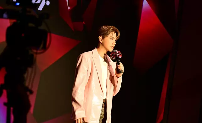 張敬軒在晚宴當天連走兩場，雖然緊接有下一個工作活動，但仍早早到場與在場賓客合照，為活動開場獻上兩首深情歌曲。