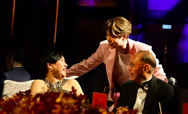 張敬軒走到台下祝賀兩位主角。