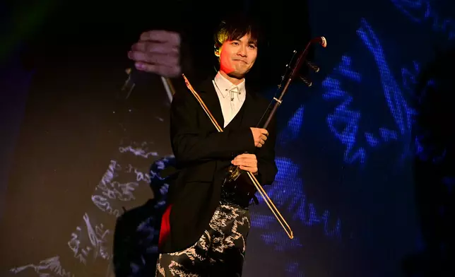 屢次與英皇電影合作、今年初榮獲金像獎最佳電影音樂的音樂家朱芸編，也受邀參與晚宴，大秀二胡功架，驚艷全場。