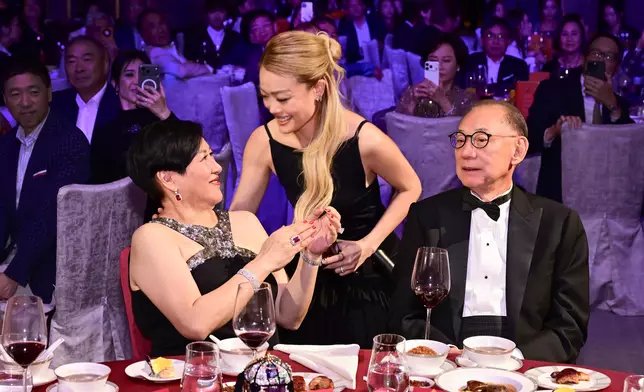 容祖兒下台與兩位主角互動。