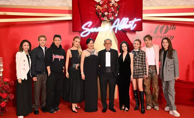 楊博士伉儷（中）獲一眾英皇娛樂管理層及藝人百忙之中前來慶祝紅寶石婚，當中包括英皇娛樂行政總裁張雅麗女士、英皇娛樂營運總監霍汶希女士、謝霆鋒、容祖兒、Twins、張敬軒及關智斌。