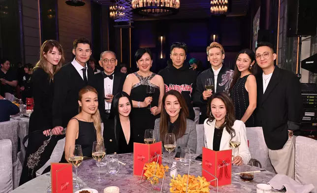 楊博士及太太與一眾英皇娛樂藝人祝酒。