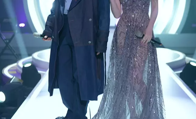 主持馮盈盈的服裝由《剪裁魔法師》冠軍得主姚子裕設計，透視晚裝相當吸睛，主持森美則由《剪裁魔法師》季軍得主王竣鋐所設計。