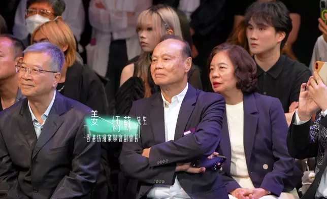 更邀請了香港紡織業聯會副會長姜炳蘇先生進行頒獎。