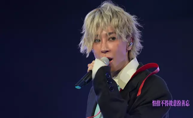 星級評審馬天佑獻唱《我們甚麽都不是》期間，5位星級模特兒逐位Catwalk登場。