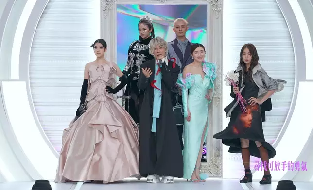 星級評審馬天佑獻唱《我們甚麽都不是》期間，5位星級模特兒逐位Catwalk登場。