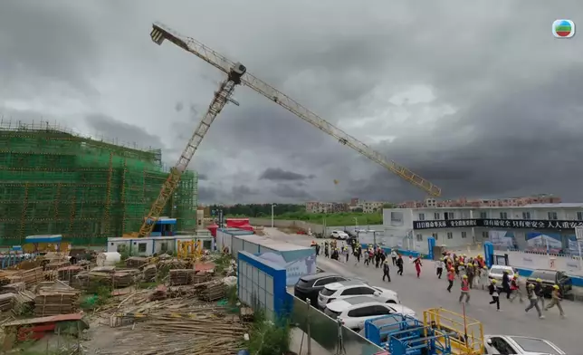 天秤倒塌呢場好震撼，背後係劇組動用超過一百人，拍足4日，好認真。