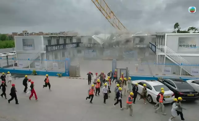 天秤倒塌呢場好震撼，背後係劇組動用超過一百人，拍足4日，好認真。