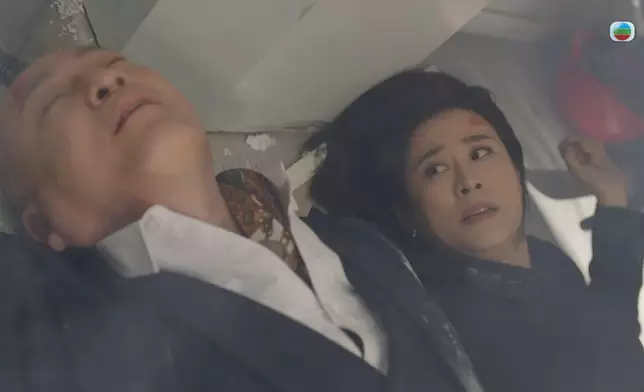 宣萱盡力救昏迷的湯鎮業。