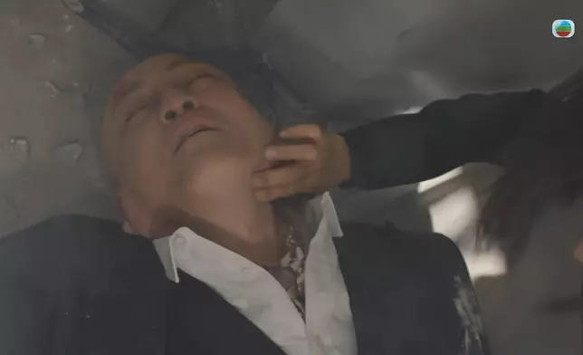 宣萱盡力救昏迷的湯鎮業。