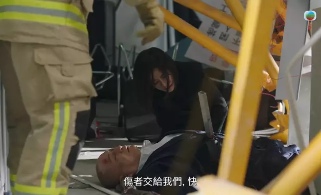 宣萱盡力救昏迷的湯鎮業。