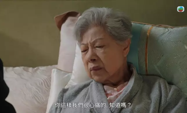 嫲嫲因為仰天嘅不聞不問，扭晒計。