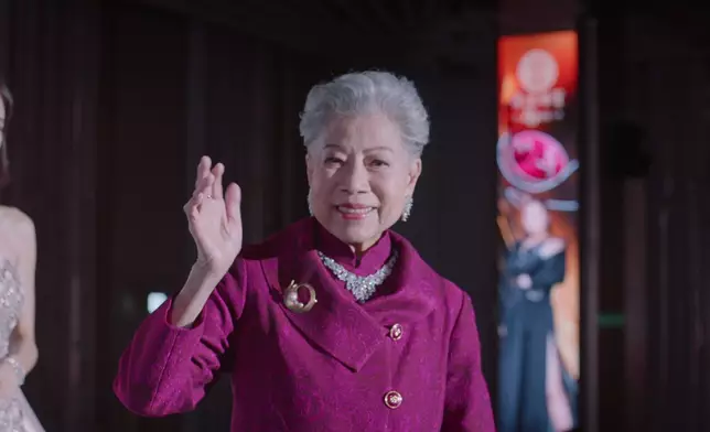 羅蘭姐花生騷除咗有好多靚靚長衫，仲有西裝靚靚外套，好省鏡架。