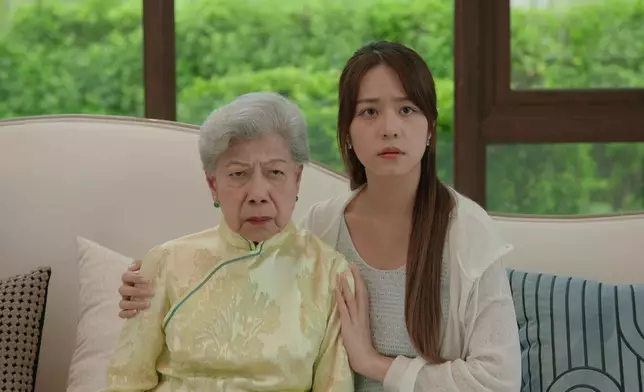 羅蘭姐花生騷除咗有好多靚靚長衫，仲有西裝靚靚外套，好省鏡架。