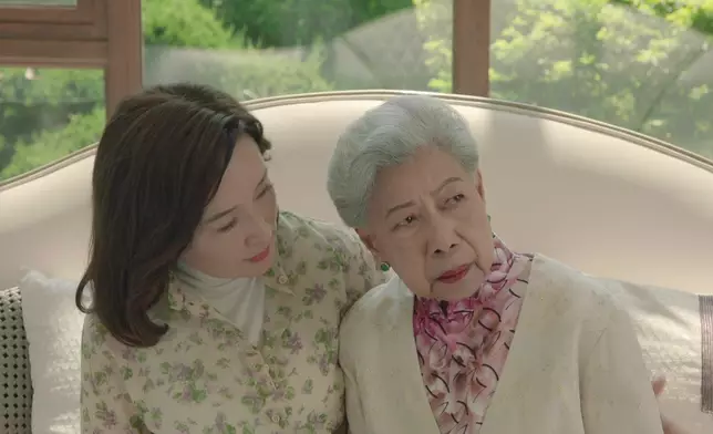 羅蘭姐花生騷除咗有好多靚靚長衫，仲有西裝靚靚外套，好省鏡架。