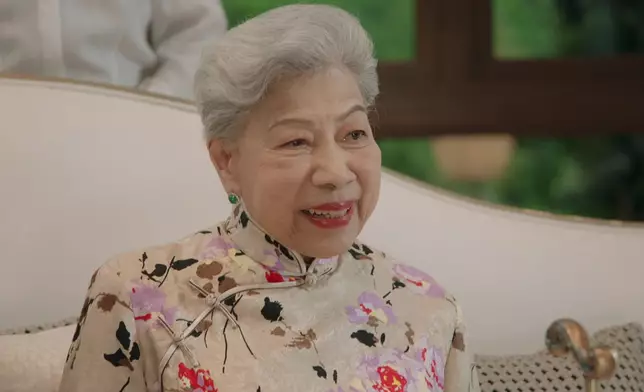 羅蘭姐花生騷除咗有好多靚靚長衫，仲有西裝靚靚外套，好省鏡架。