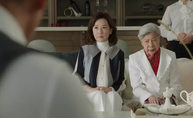 羅蘭姐花生騷除咗有好多靚靚長衫，仲有西裝靚靚外套，好省鏡架。