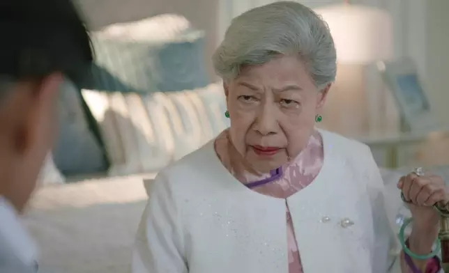 羅蘭姐花生騷除咗有好多靚靚長衫，仲有西裝靚靚外套，好省鏡架。