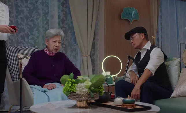 羅蘭姐花生騷除咗有好多靚靚長衫，仲有西裝靚靚外套，好省鏡架。