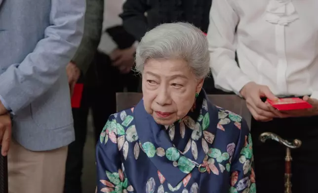 羅蘭姐花生騷除咗有好多靚靚長衫，仲有西裝靚靚外套，好省鏡架。羅蘭姐花生騷除咗有好多靚靚長衫，仲有西裝靚靚外套，好省鏡架。