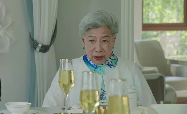 羅蘭姐花生騷除咗有好多靚靚長衫，仲有西裝靚靚外套，好省鏡架。