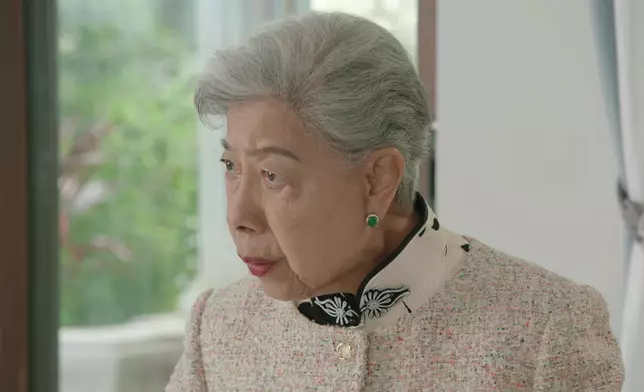 羅蘭姐花生騷除咗有好多靚靚長衫，仲有西裝靚靚外套，好省鏡架。