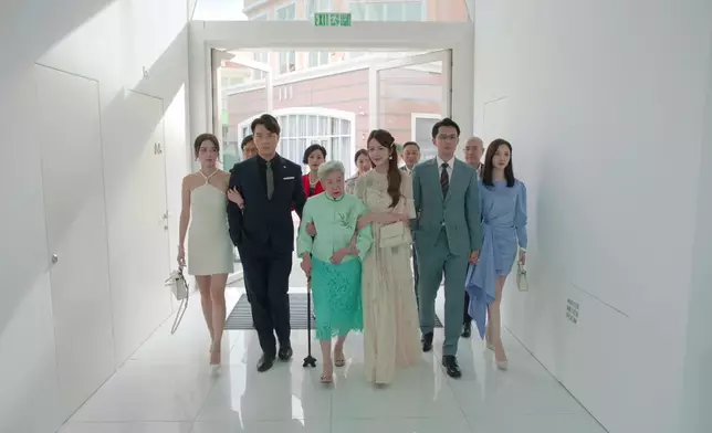 羅蘭姐花生騷除咗有好多靚靚長衫，仲有西裝靚靚外套，好省鏡架。