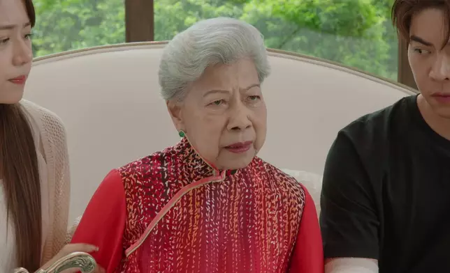 羅蘭姐花生騷除咗有好多靚靚長衫，仲有西裝靚靚外套，好省鏡架。