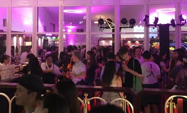 今年活動開放至午夜，吸引不少旅客與市民留連。巴士的報記者攝