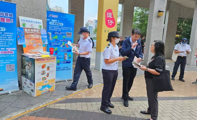 食環署人員在鳳德邨向居民派發宣傳單張，提醒市民採取措施防治蚊患。政府新聞處圖片