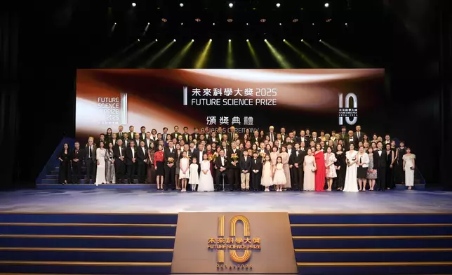 2025未來科學大獎頒獎典禮與音樂會在香港文化中心舉行，今屆七名獲獎者、多名過往的獲獎者、大獎委員會及捐贈人等親臨現場參與。（圖片由未來科學大獎提供）