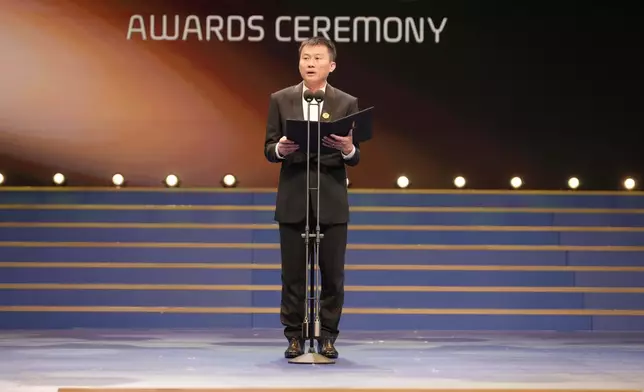 未來科學大獎2025科學委員會委員崔屹教授恭賀今屆獲獎者。（圖片由未來科學大獎提供）