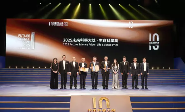 季強（左四）、徐星（左五）及周忠和（左六）獲頒2025未來科學大獎「生命科學獎」。（圖片由未來科學大獎提供）