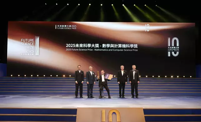盧志遠（左三）獲頒2025未來科學大獎「數學與計算機科學獎」。（圖片由未來科學大獎提供）
