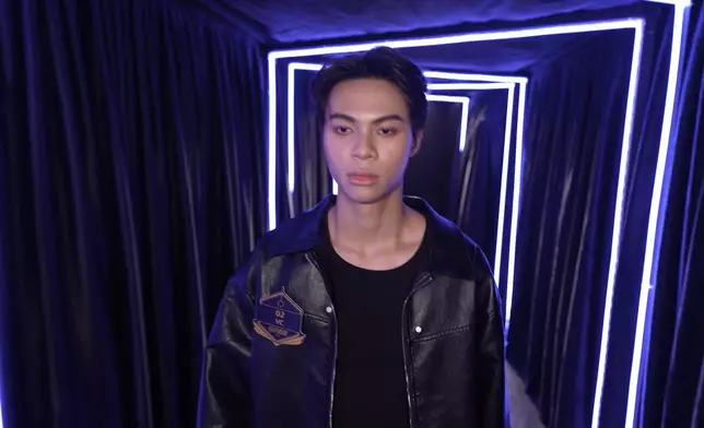 1號參賽者Jay Lam自選表演項目：唱歌。