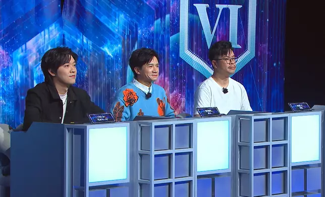 填詞人兼DJ Oscar、歌手梁釗峰以及導演何爵天擔任第一輪比賽評判。