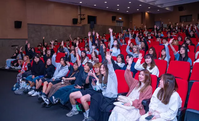 踴躍舉手搶答「一月戶外show見」。