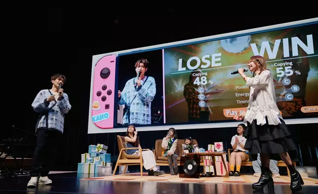 又與歌迷一對一比賽開槍遊戲。