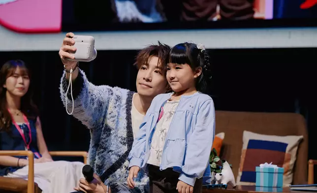 還與小歌迷自拍。