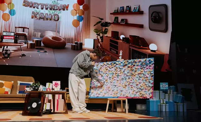 Kaho抽出幾位在座每位院友寫給他的留言讀出。