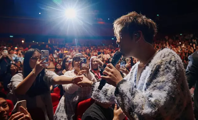 Kaho從音響控制台旁的觀眾席驚喜現身。