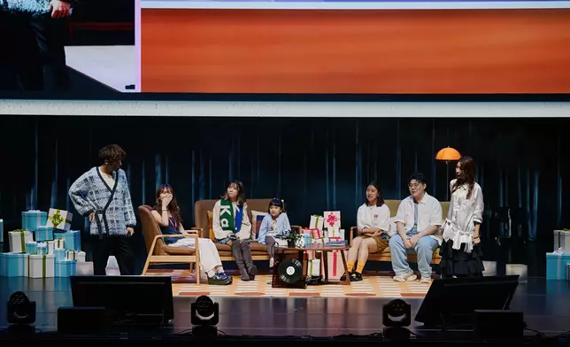 又與歌迷一對一比賽開槍遊戲。