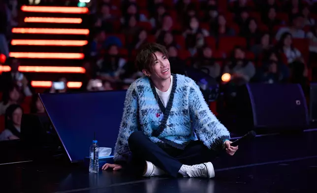 Kaho坐在台邊細心觀看歌迷的祝福影片。