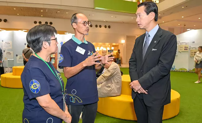 馬會董事陳智思與其他嘉賓參觀有關「賽馬會樂載耆蹤社區長者支援計劃」的展覽。