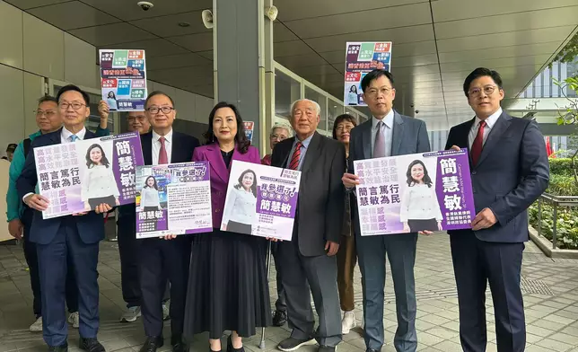 簡慧敏報名。巴士的報記者攝