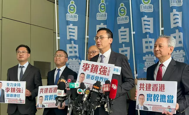 李鎮強報名。巴士的報記者攝