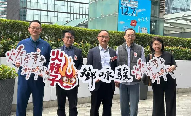 鄧咏駿報名。巴士的報記者攝