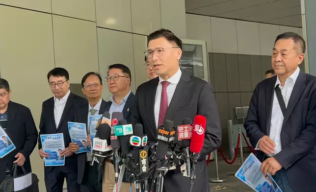 邱達根報名。巴士的報記者攝