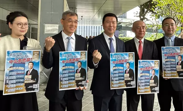 嚴剛報名。巴士的報記者攝