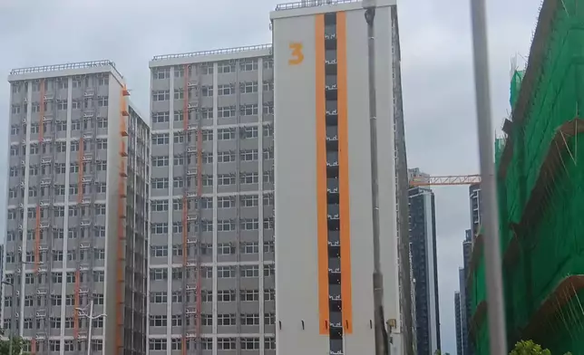 啟德簡約公屋主要以灰白色為主調，再搭配上橙色的線條，外形四四方方，猶如積木砌成般。FB圖片